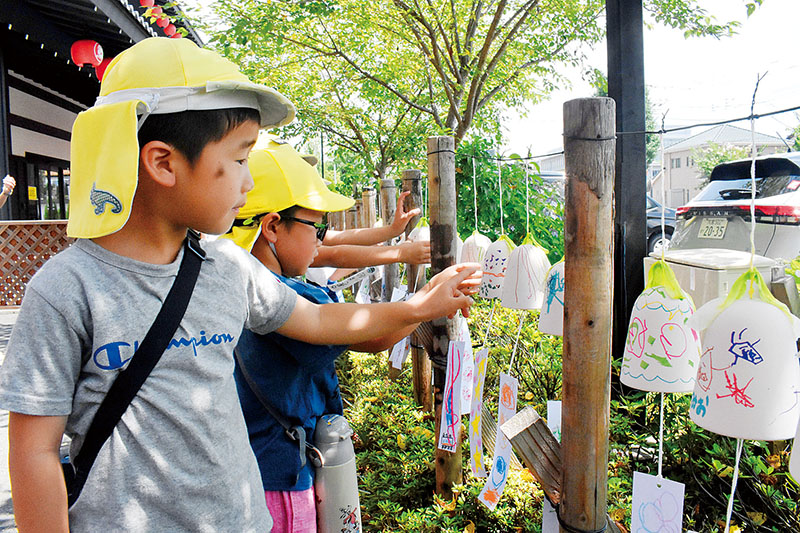 風鈴の飾り付けをした日野田保育所の園児たち＝10日午前、西武秩父駅前温泉「祭の湯」