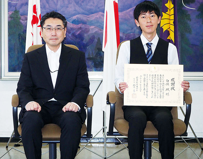 表彰された白瀬颯さん（右）と鈴木基之県警本部長＝14日午後、さいたま市浦和区の県警本部