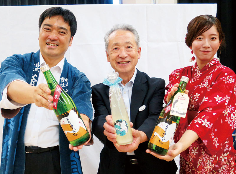 酒「天空の里こうのとり」2種類をお披露目する（左から）小森順一社長、新保社長、石崎智子さん＝20日、鴻巣市商工会館