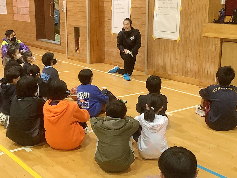 幅広い世代が参加する「バスケファミリー　TRUST」。バスケットを通じて新しい部活動の在り方を模索する斎藤穣さん（中央）