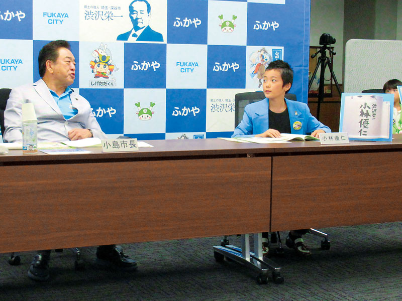 定例会見に同席した小林優仁さん。左が小島進市長＝埼玉県深谷市役所