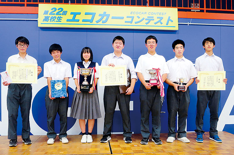 初の総合優勝を飾った三郷工技機械研究部＝29日午後、鴻巣市糠田の関東工業自動車大学校