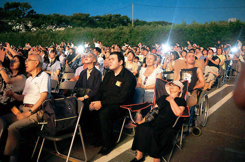 花火を楽しむウクライナからの避難者ら