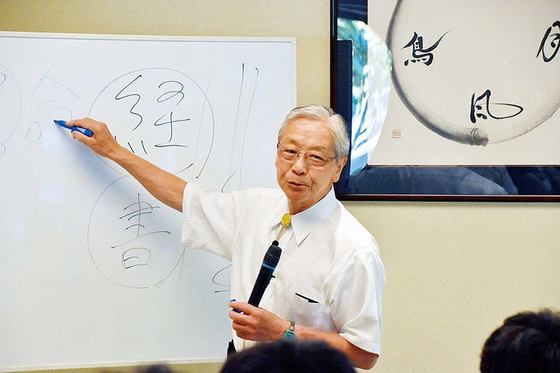 講話で社の原点を述べた笹崎静雄会長＝27日午後3時ごろ、日高市のサイボク