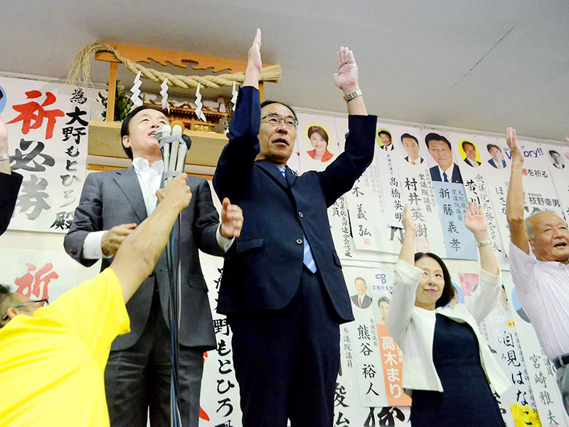 知事選で再選を果たし、万歳する大野元裕氏（中央右）＝6日夜、埼玉県さいたま市