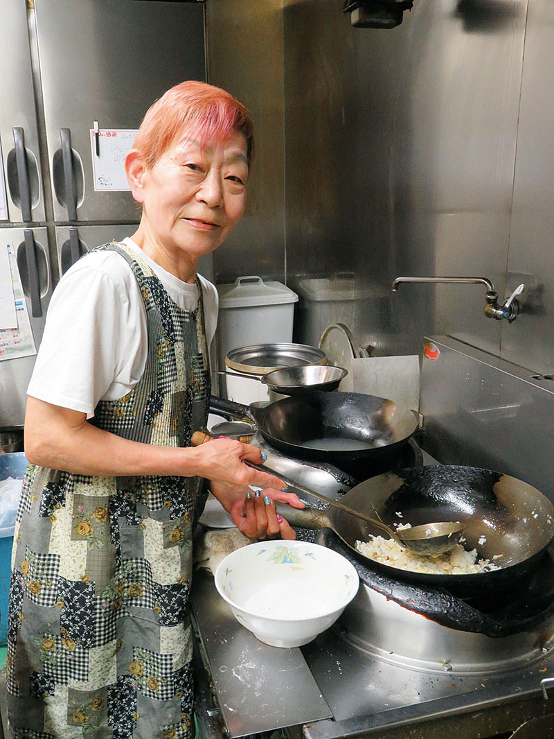 「うちのメニューはボリューム満点」と話す高橋勝子さん＝草加市氷川町の珍楽