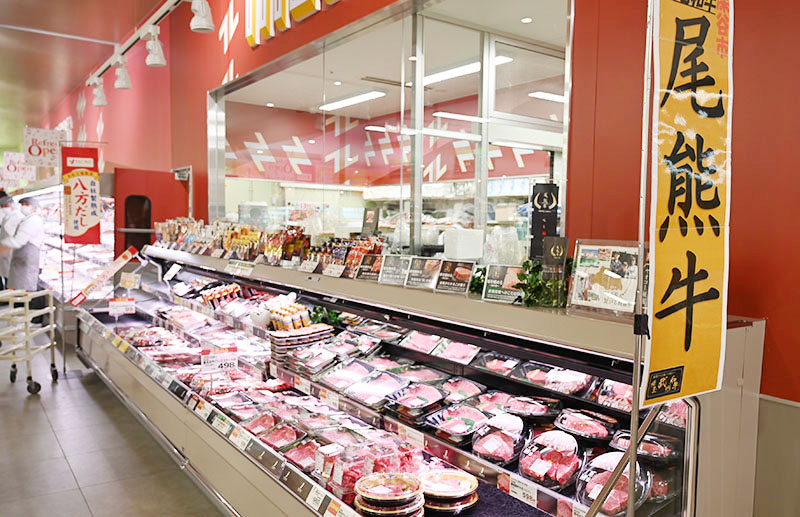 リニューアルオープンしたヤオコー深谷上野台店。深谷市産「尾熊牛」の精肉コーナーを設けるなど地元産の生鮮食品を豊富に取りそろえている＝4日午前、深谷市