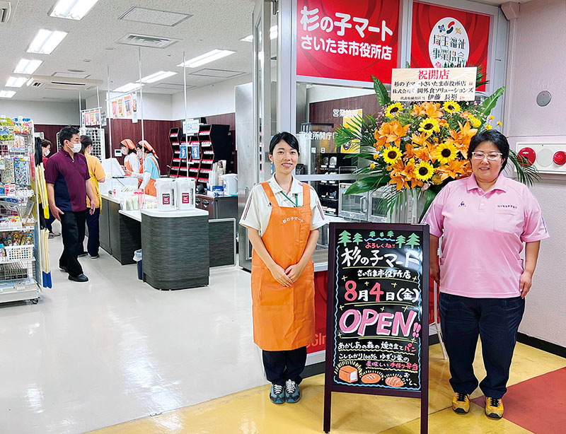 オープンした「杉の子マートさいたま市役所店」。来店を呼びかける高橋清子さん（右）＝4日午前、さいたま市役所地下1階