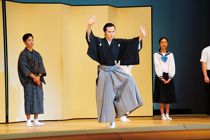 町内小中学生に歌舞伎の見得を指導する尾上松也さん（中央）＝5日午後、埼玉県小鹿野文化センター（町提供）