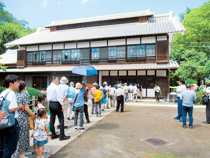 リニューアルした「中の家」を見学しようと順番を待つ来場者＝10日午後1時5分ごろ、深谷市血洗島