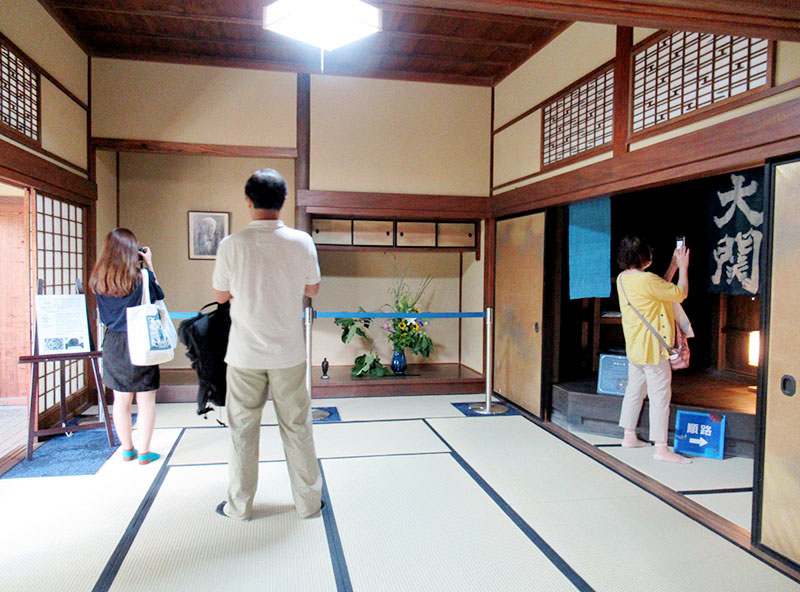 渋沢栄一が帰郷の際、寝泊まりした上座敷を見学する来場者＝深谷市血洗島「中の家」