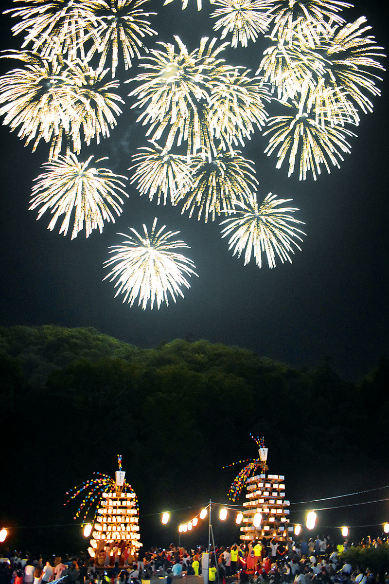 万灯船の上空に打ち上げられた花火＝15日午後7時半ごろ、埼玉県長瀞町長瀞