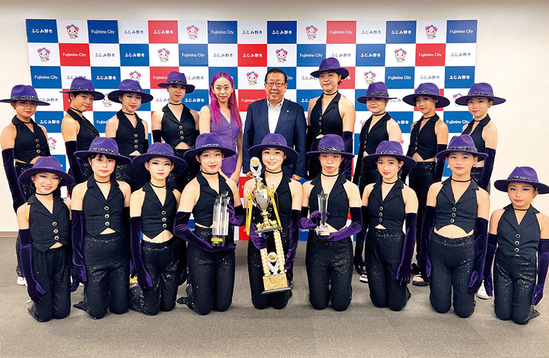 ダンスチーム「VIOLET」と高畑博市長（後列中央）＝ふじみ野市役所