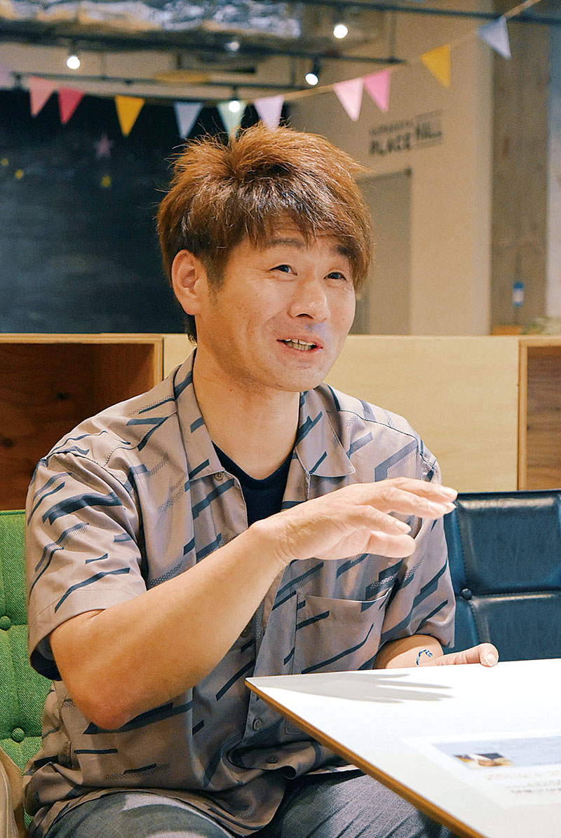 インタビューに応じる関秀和さん＝埼玉県熊谷市筑波のプレイスコーヒー