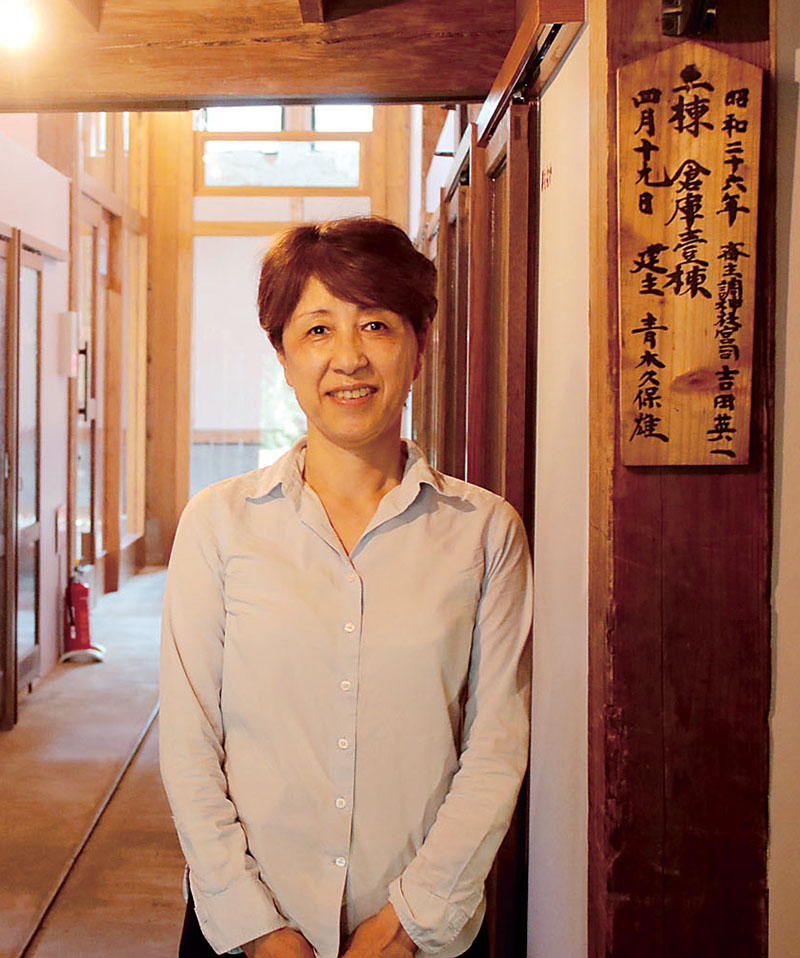 「90年以上の歴史を残したい」と話す青木製餡工場の渡部成恵さん＝さいたま市浦和区岸町7丁目のアトリエあずき倉庫