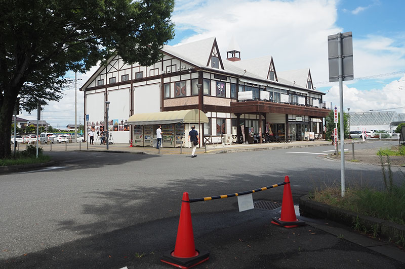 親子が車中泊に使用していた「道の駅はなぞの」の駐車場＝23日午後、埼玉県深谷市小前田