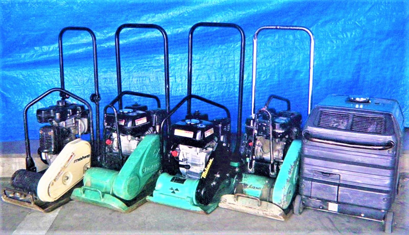 親子3人で盗み出した転圧機と発電機（埼玉県警提供）