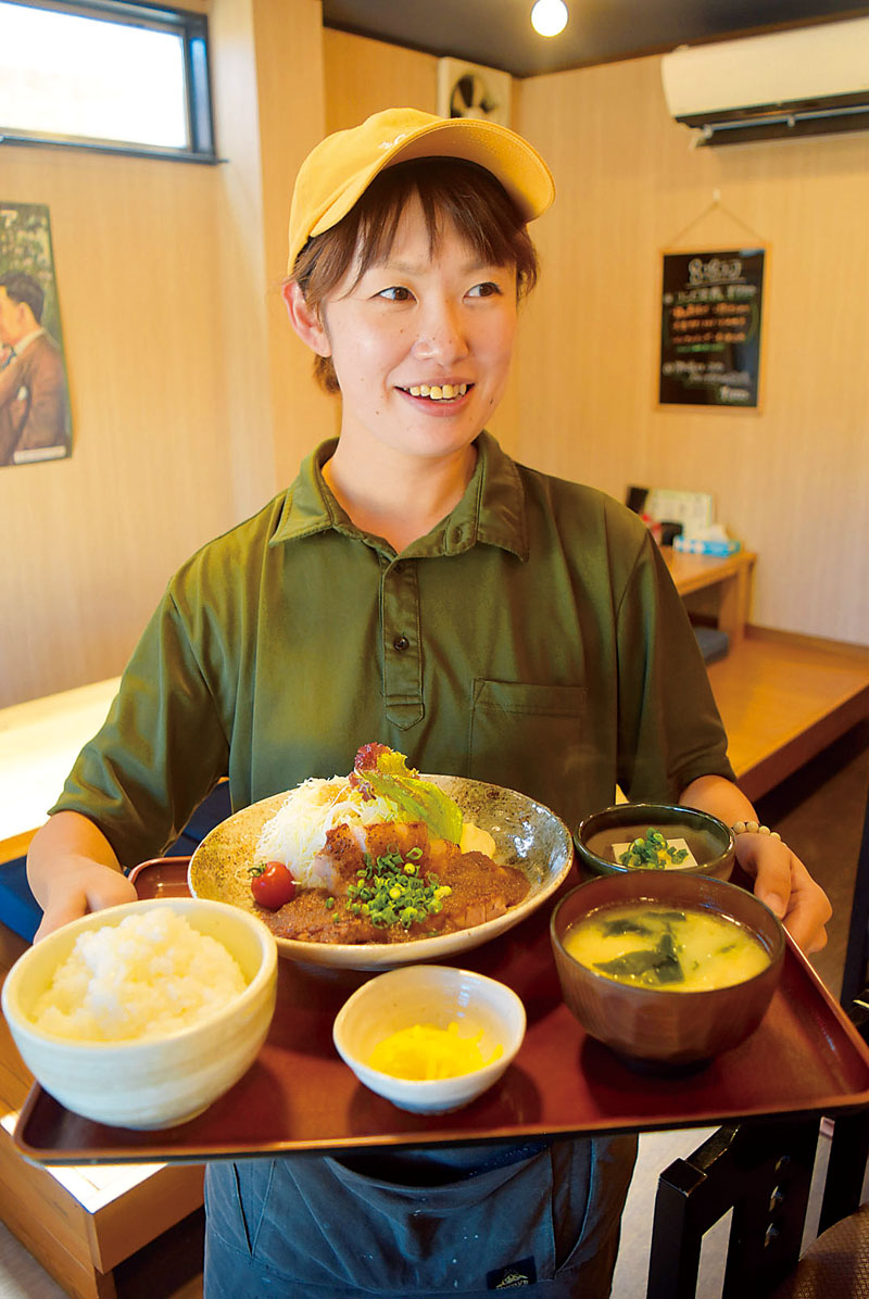 定食の「828の豚テキ～にんにくしょうゆ～」を提供する森本亜貴子さん＝埼玉県熊谷市上之の「食堂居酒屋828」