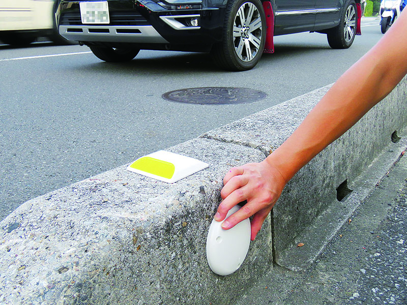 道路冠水センサーの設置イメージ。大きさは約10センチ四方＝28日午後、埼玉県越谷市越ケ谷