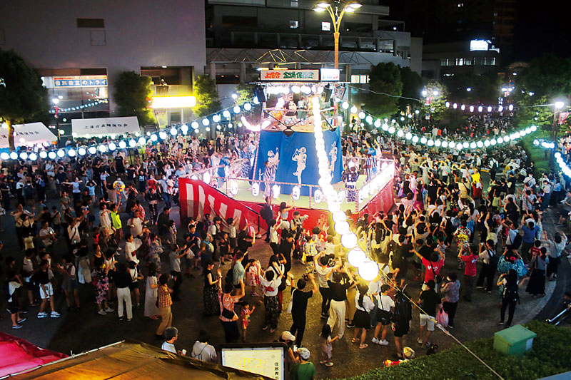 昨年から始まった「さいさい踊り」＝25日夜、埼玉県さいたま市中央区
