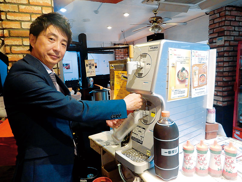 次世代ビールサーバー「TAPPY」を手にするゴンドラの小島雄樹社長＝9日、埼玉県蕨市中央の「ピッツァ＆パスタ　るーぱん」蕨西口店