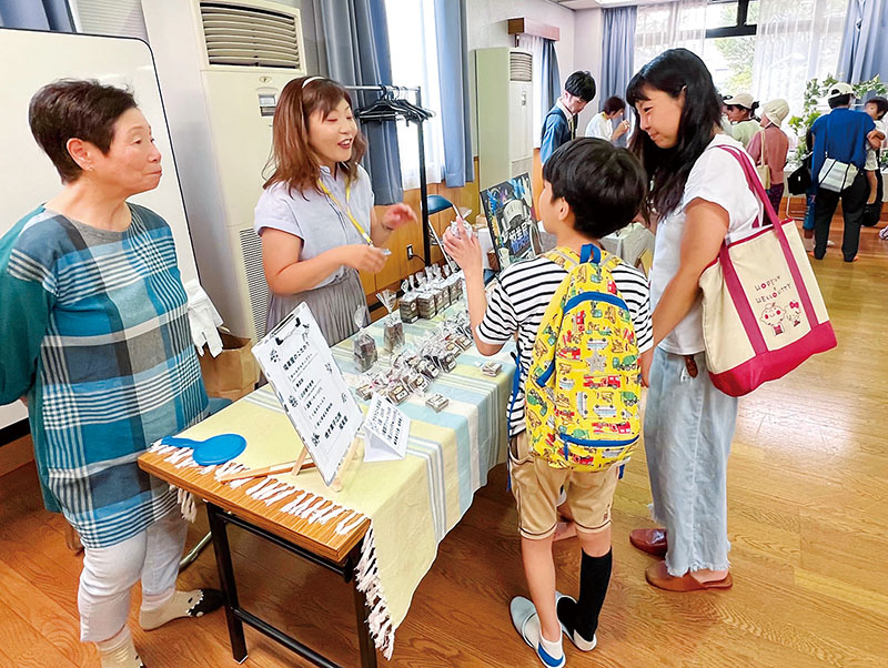 12店舗が出店して開催された「まるマルシェ」＝27日、埼玉県さいたま市見沼区の東大宮7丁目自治会館