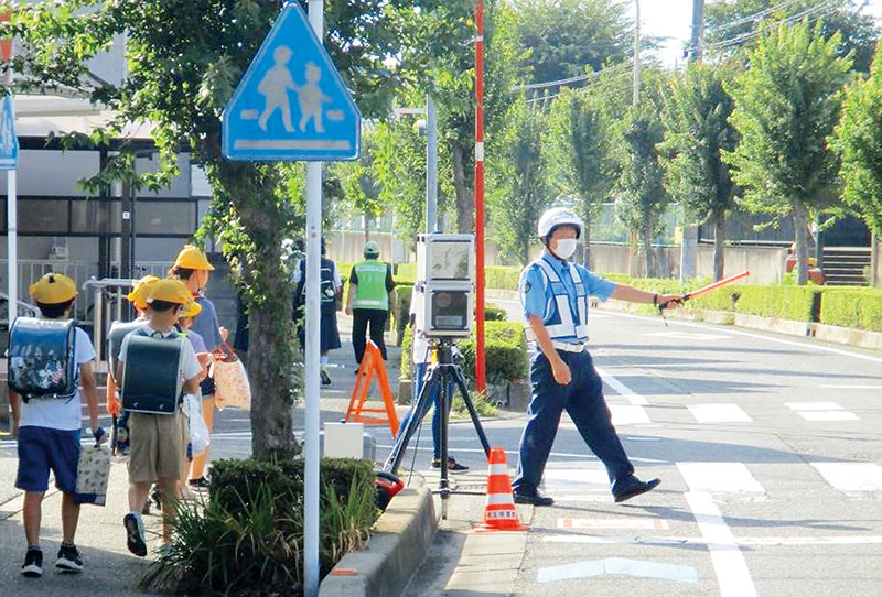 移動式オービスを使って行われた通学路での速度違反の取り締まり（狭山署提供）