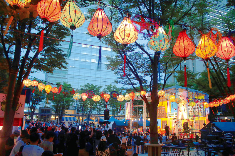 ハノイを再現しランタンが飾られたベトナムフェス＝1日夕、埼玉県さいたま市中央区新都心のけやきひろば