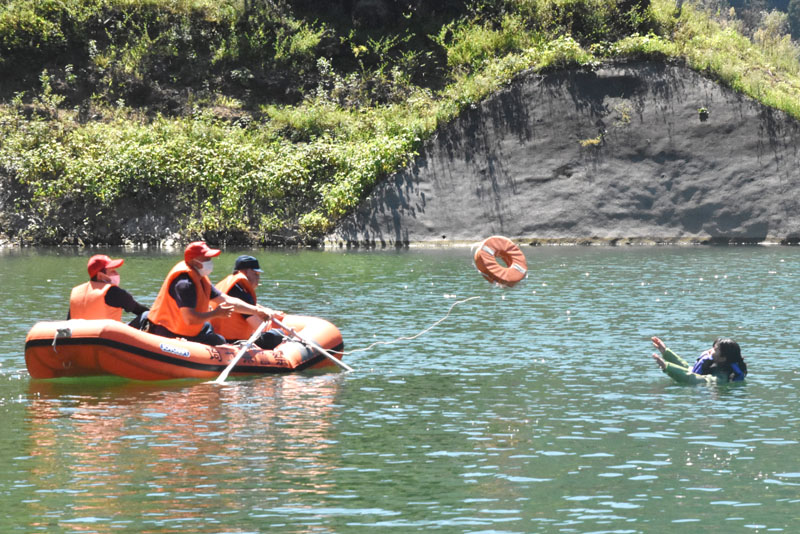 水難者救助の一連の流れを確認した小鹿野署員＝1日午後、合角ダムの西秩父桃湖