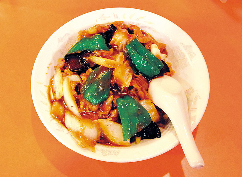 夏野菜が光る人気の「香港丼」