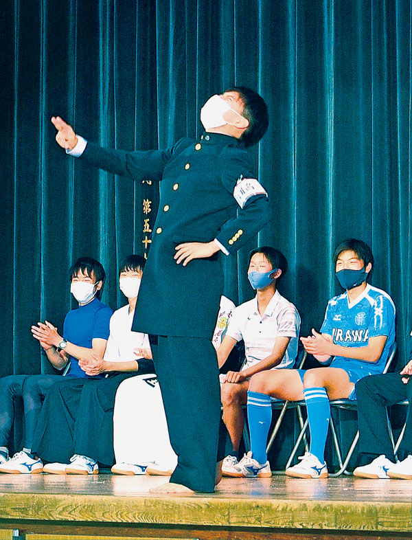 マスクを着けエールを送る団長の高橋悠馬さん。就任までの経緯を知る同級生の主将らは笑顔で見守った＝4月19日、さいたま市浦和区の県立浦和高校