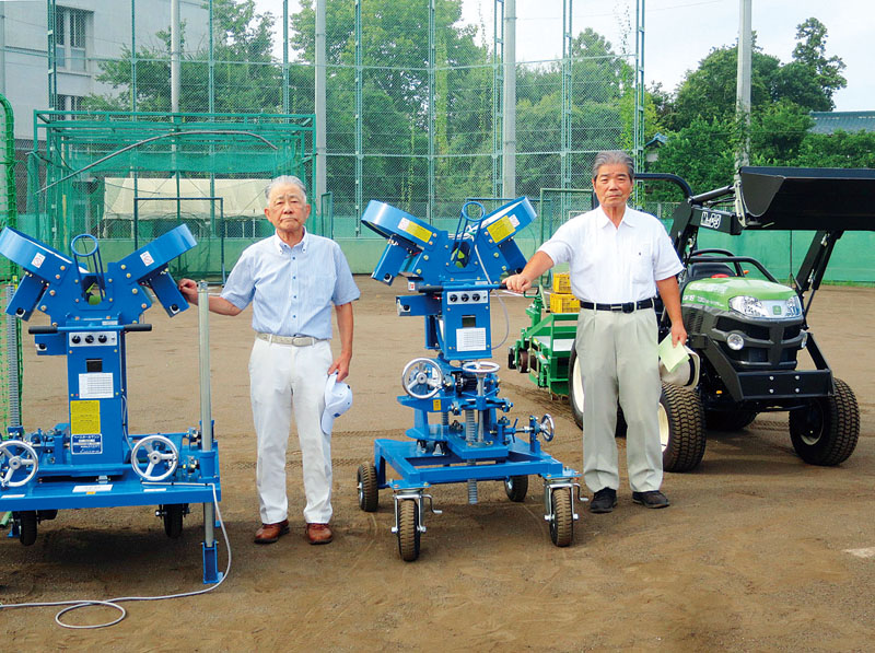 ピッチングマシンとスポーツトラクターを寄贈した矢澤將之さん（左）と高澤秀直さん＝8月31日、埼玉県立不動岡高校