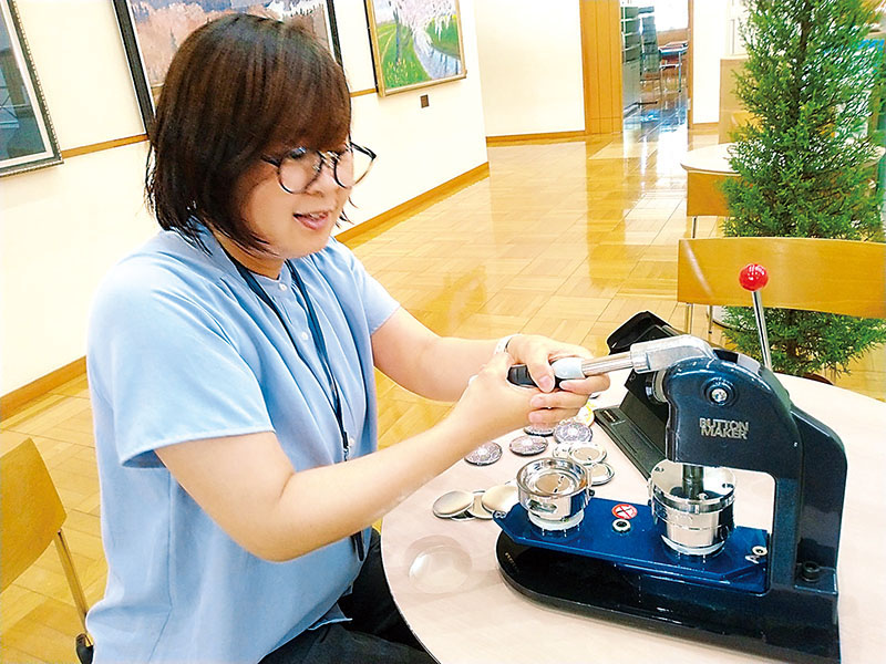 缶バッジを作成する町職員