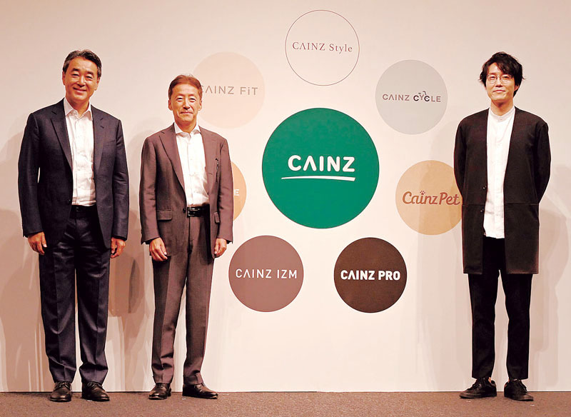 記者発表した（左から）カインズの土屋裕雅会長、高家正行社長兼CEO、デザイナーの佐藤オオキ氏＝14日、東京・品川