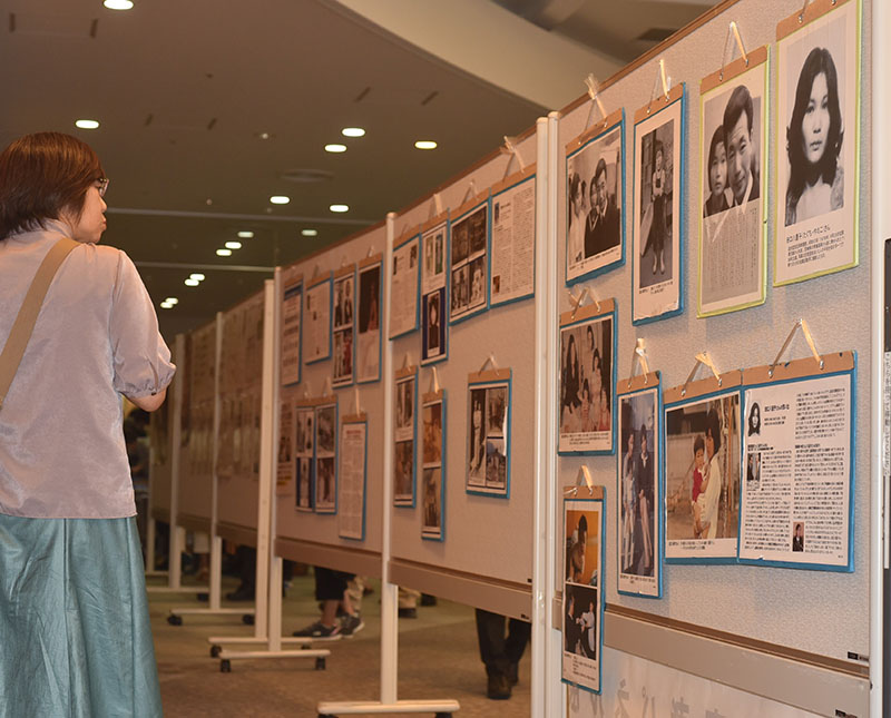 会場では田口八重子さんら拉致被害者の家族写真や当時の状況などのパネルが展示された