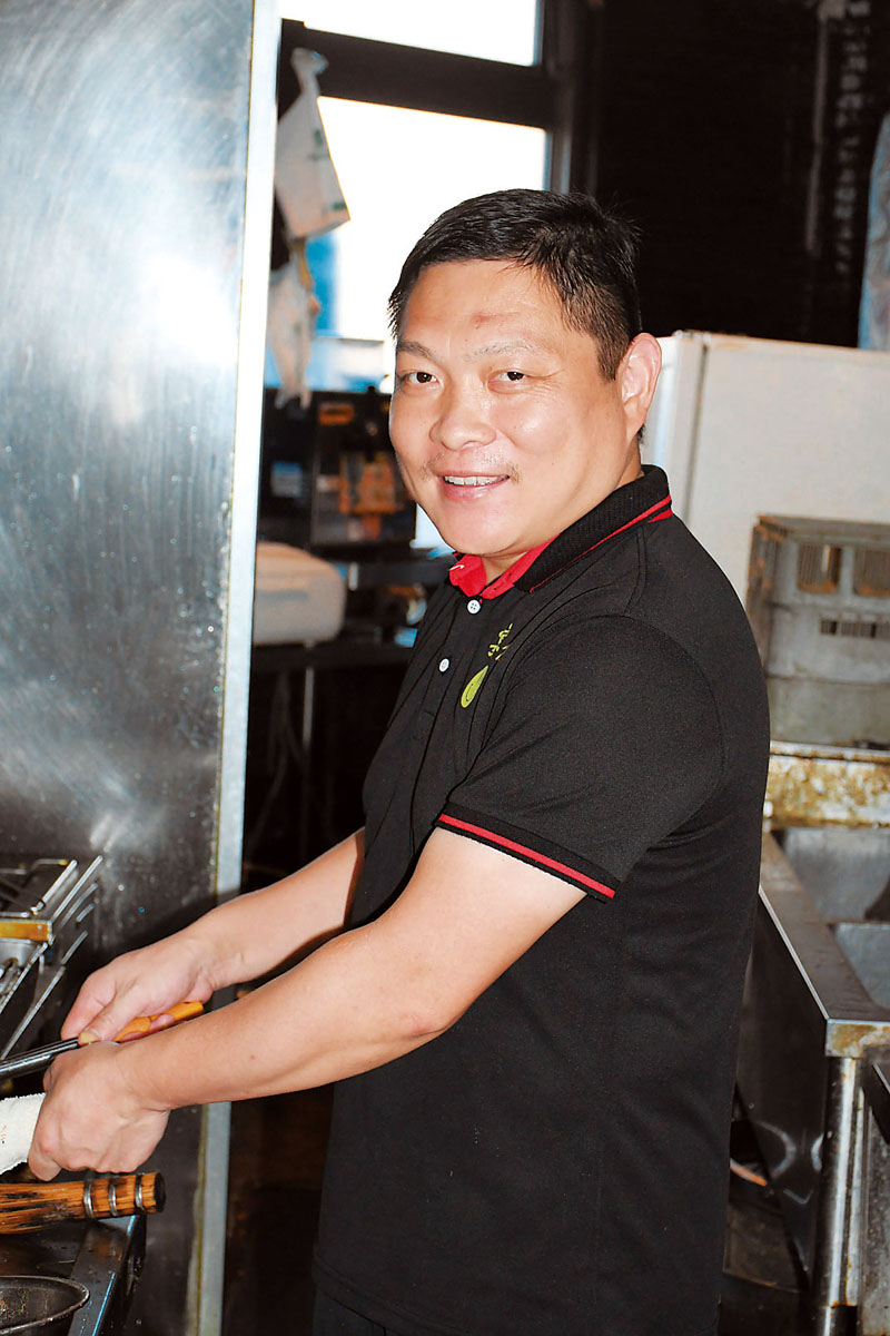 厨房で鍋を振る舒安飛さん＝蕨市中央の中華料理「宴佳」