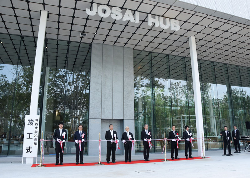 23号館「JOSAI HUB」の完成を祝いテープカットする関係者＝20日、坂戸市けやき台の城西大学坂戸キャンパス