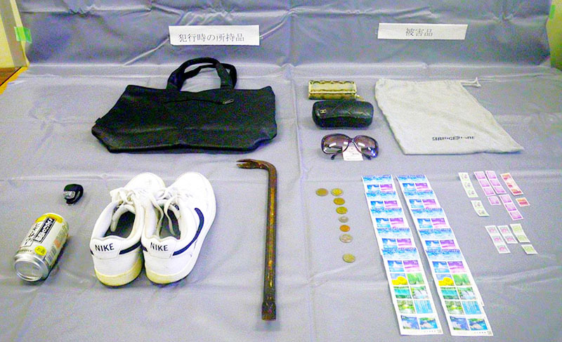押収した犯行道具や被害品など（県警提供）