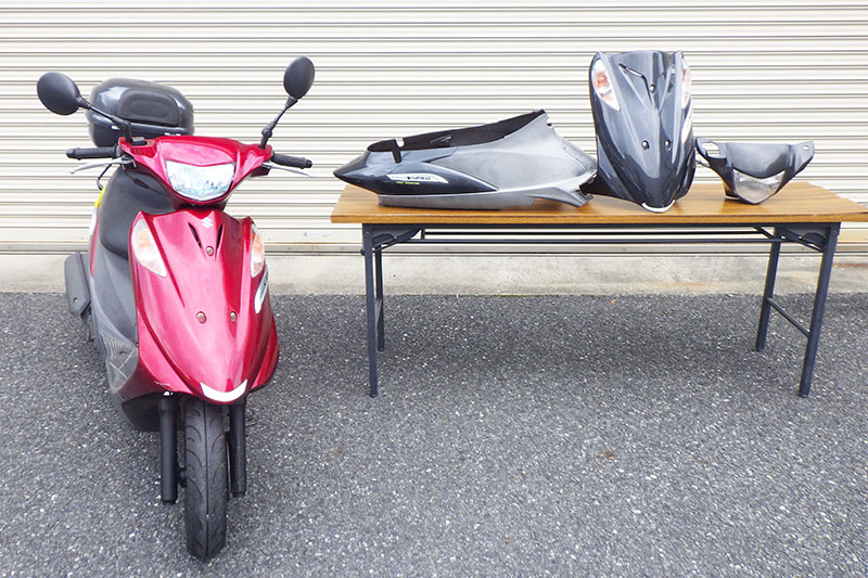 犯行に使用された原付バイクと犯行時に取り付けられていた外装パーツ（右）（埼玉県警提供）