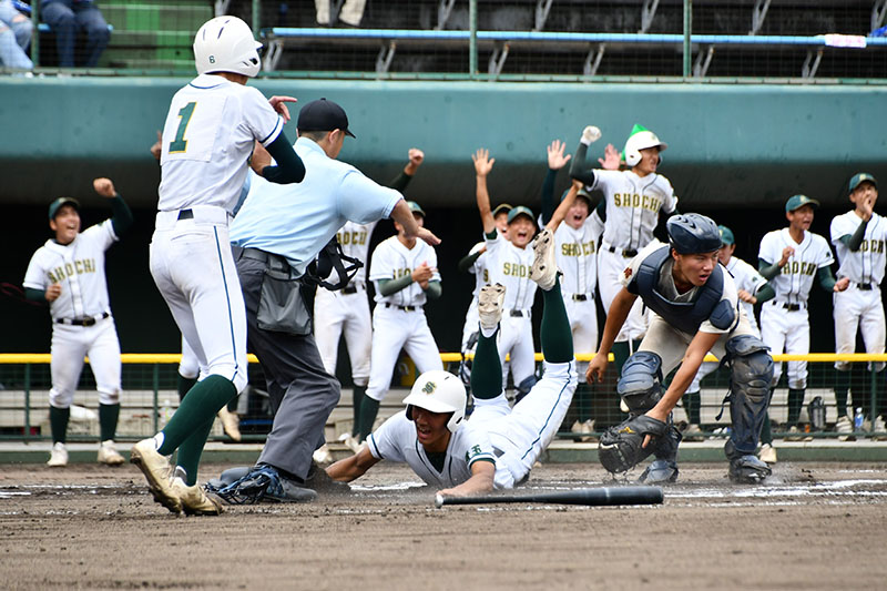 春日部共栄―正智深谷　延長10回表タイブレーク正智深谷1死二、三塁、片山の中前打で二塁走者笠原（中央）が生還する。捕手和田＝レジスタ大宮