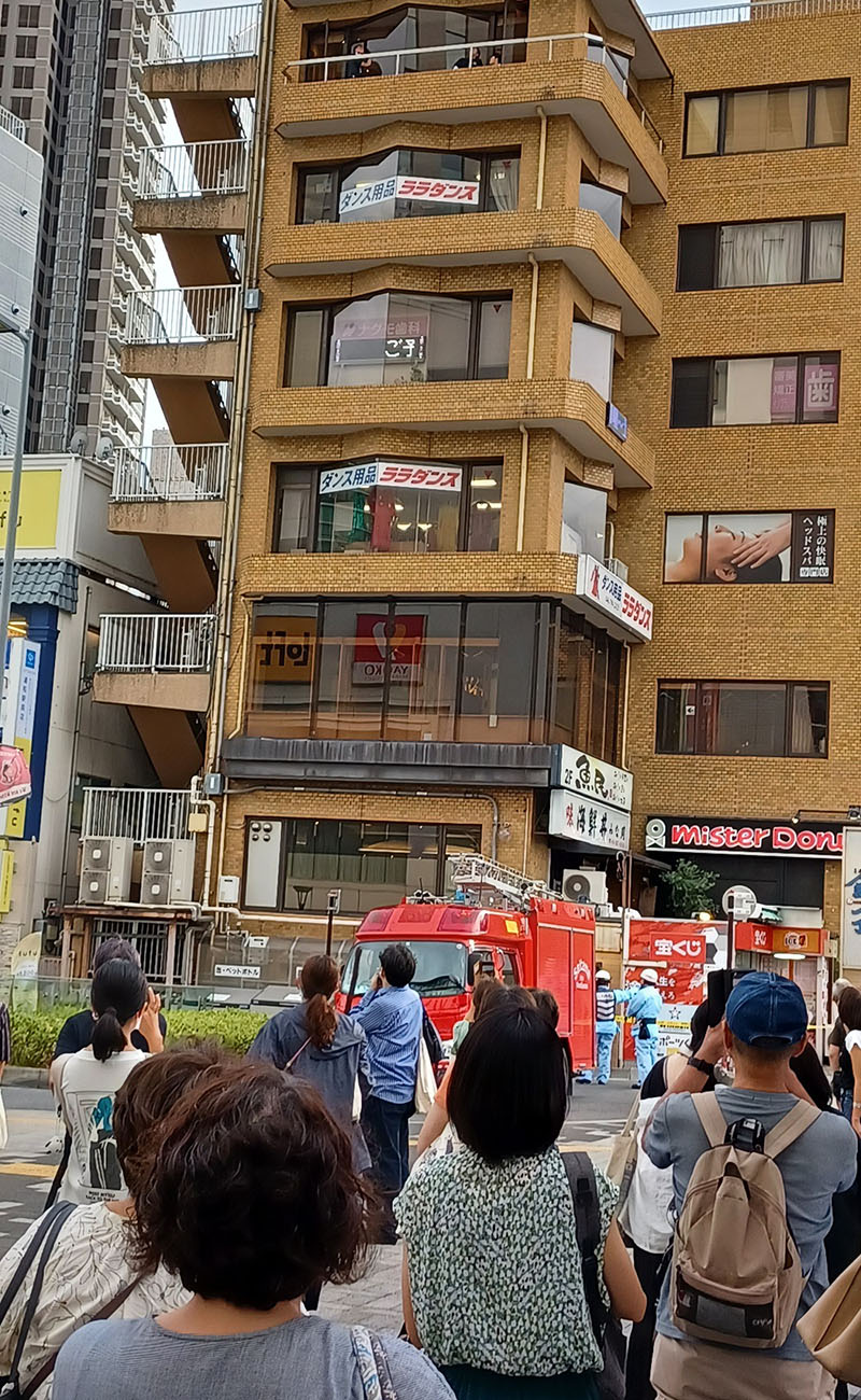 ビルの屋上に人が現れ騒然とする浦和駅東口＝23日午後4時過ぎ、埼玉県さいたま市浦和区