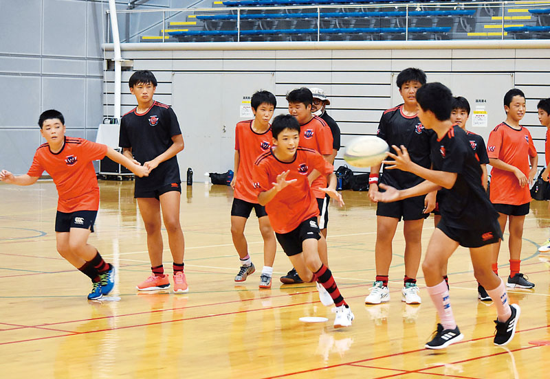 練習に励む熊谷ホットウイングスの選手たち＝埼玉県熊谷市上川上の彩の国くまがやドーム