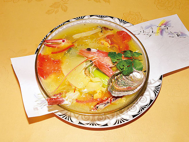 新たに提供を始めた鶴ケ島サフラン入り海鮮酸辣湯麺