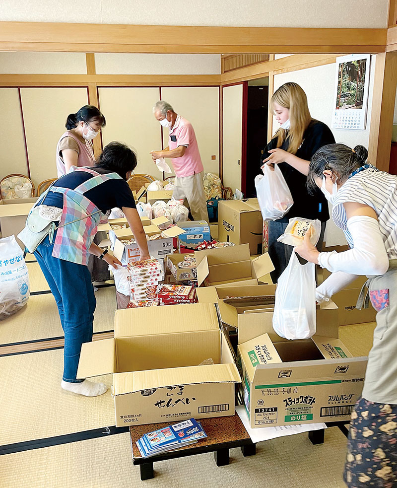 子ども食堂で提供する食品などを準備するボランティアたち（まちのごはんやさん提供）