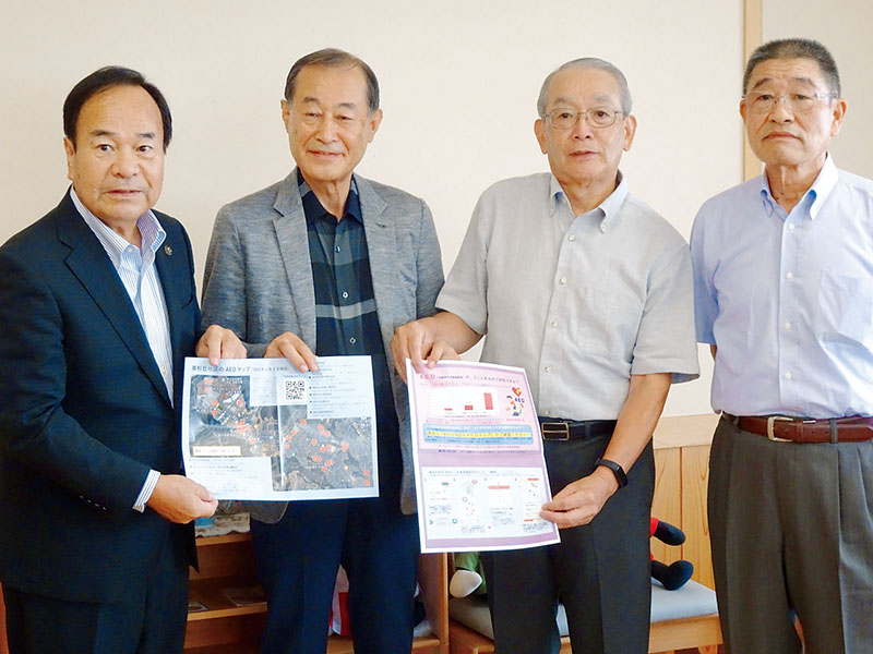 新井重治市長（左端）にAEDマップを渡す伊藤忠一さん（右隣）ら＝20日午後、飯能市役所