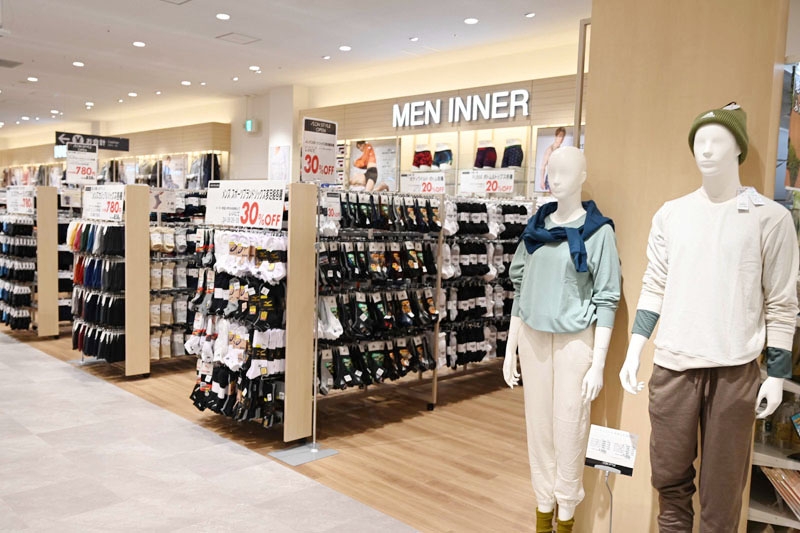 初の単独出店となる「デイリーカジュアル」売り場＝26日、狭山市入間川のそよら武蔵狭山