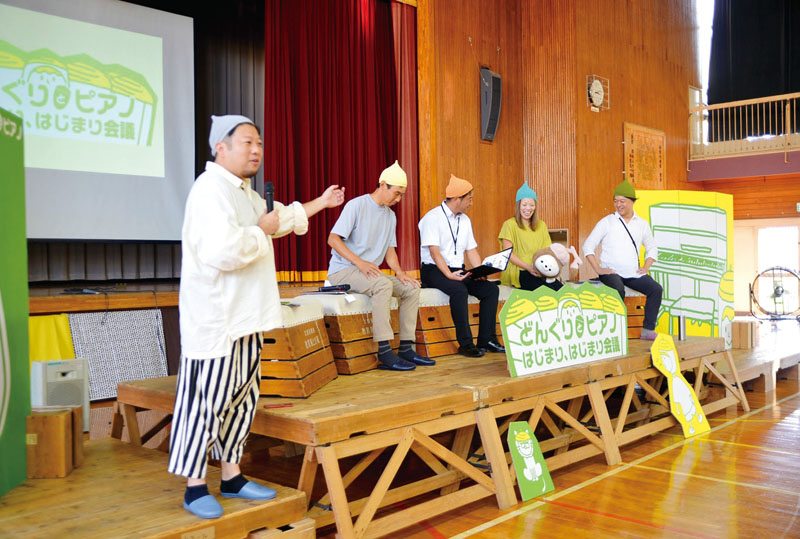 未来の小学校像について話そうと開かれたシンポジウム＝24日、埼玉県宮代町立須賀小学校体育館