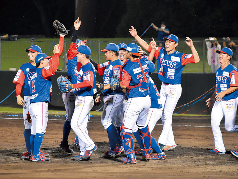 埼玉武蔵―信濃　BCリーグ初優勝を決め、喜びを爆発させる埼玉武蔵の選手たち
