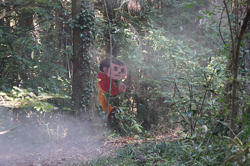 森の中で不気味に佇む滋賀が誇る「とびだしとび太」（C）2023　映画「翔んで埼玉」製作委員会