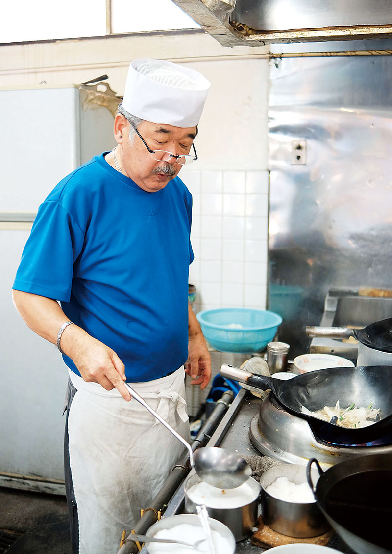 厨房（ちゅうぼう）に立つ小勝一男さん＝埼玉県さいたま市北区の六長軒